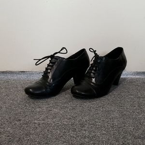 Black heeled oxfords
